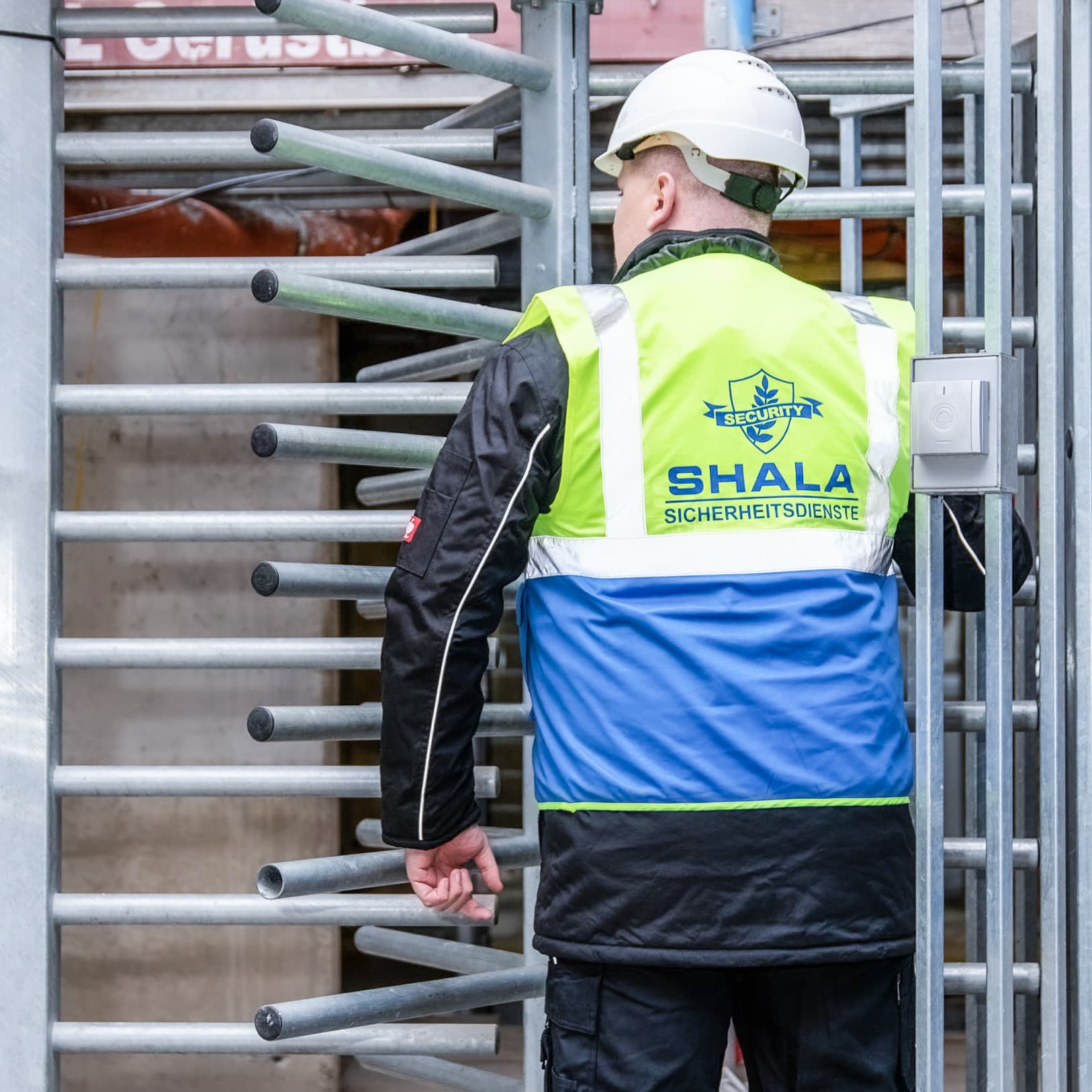 SHALA Sicherheitsmitarbeiter an der Zutrittskontrolle einer Baustelle